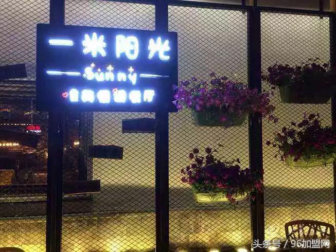 又高又大的餐饮门头,一个门头