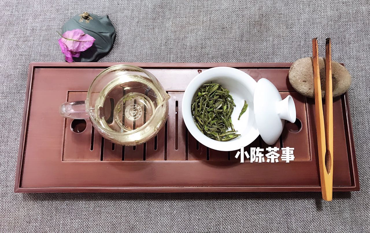 老白茶散茶和饼茶颜色有什么区别,白茶散茶和饼茶的味道