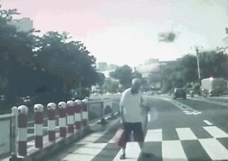 董卿跪地为什么获得网友的称赞,董卿卑躬屈膝