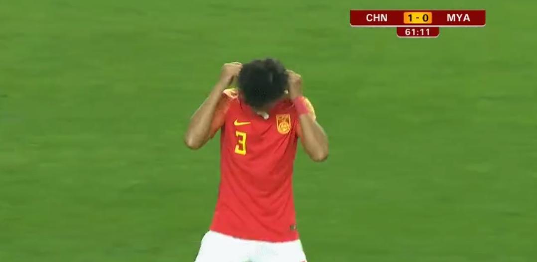 国足赢球输人，王燊超偷戴项链上头条！里皮还盛赞：国足最拼球员