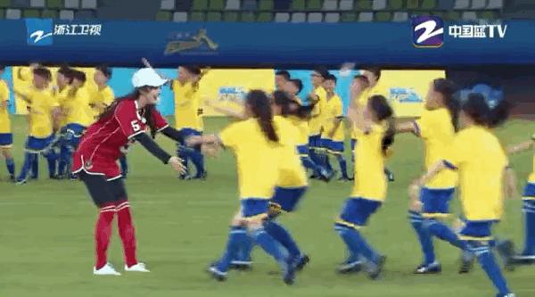 杨幂的红色战袍太惊艳,杨幂一身运动服显活力