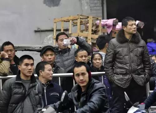 顽石：看客并不都可恶，可恶的是被看客化和看客“粉丝化”