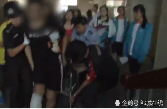 考生骨折行动仙桃特警搀扶进考场,两名考生腿脚骨折特警护送参考