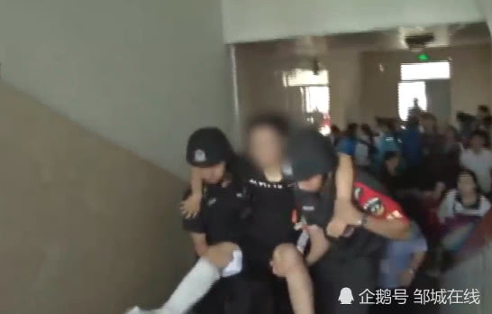 考生骨折行动仙桃特警搀扶进考场,两名考生腿脚骨折特警护送参考