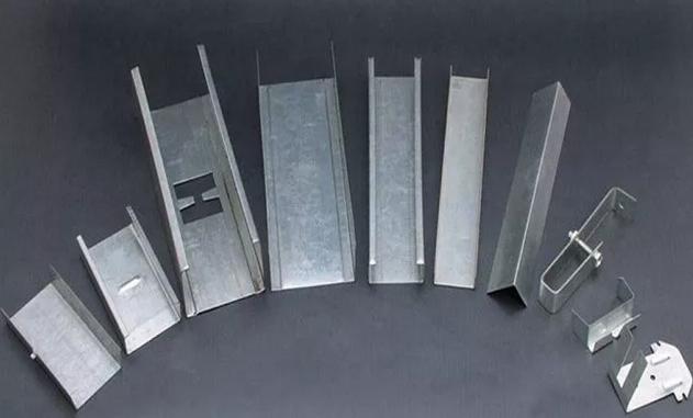 轻钢龙骨与木龙骨在选择上的利弊,吊顶选择轻钢龙骨还是木龙骨