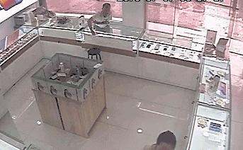 「晋江囧仙」嫌客人一直玩手机女服务员一气之下把粥扣在客人脑袋上