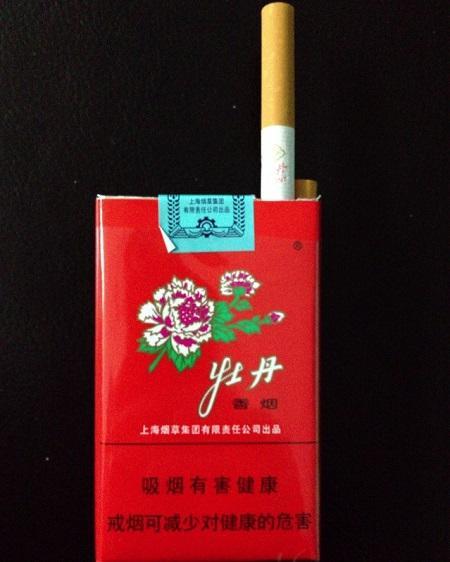 这款香烟价格不高，老烟民却都认准它，在心中的地位胜过中华