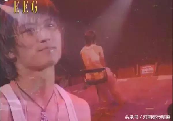 背起吉他的谢霆锋，才是我们记忆中的那个谢霆锋！