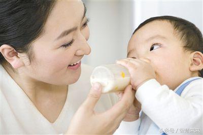 月子里可以给宝宝更换奶粉吗,妈妈为宝宝换奶粉