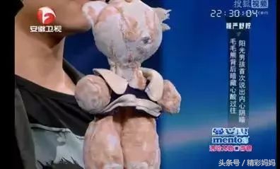 喜欢摸妈妈头是怎么回事,喜欢摸妈妈耳垂是什么心理