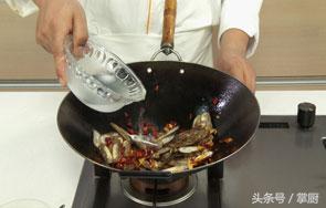 蛏子肉的家常做法爆炒需要焯水么,蛏子肉的家常做法爆炒搭配什么菜
