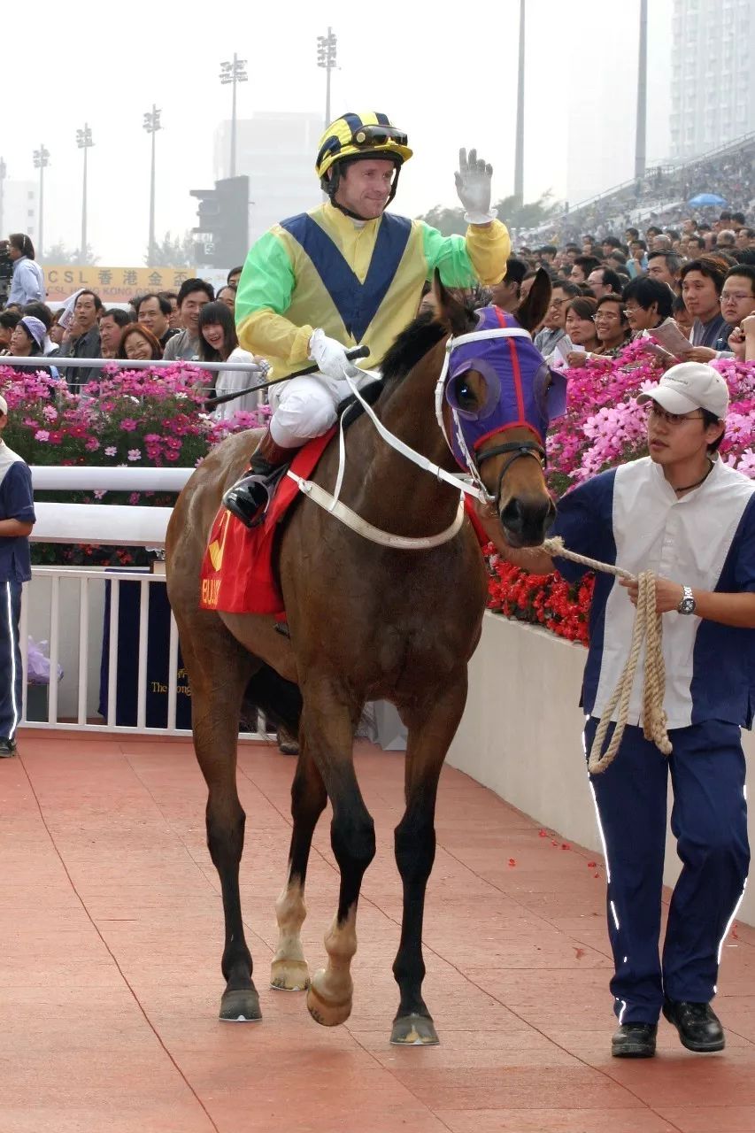 载入香港百年赛马史册，历届马王全家福拿走不谢！