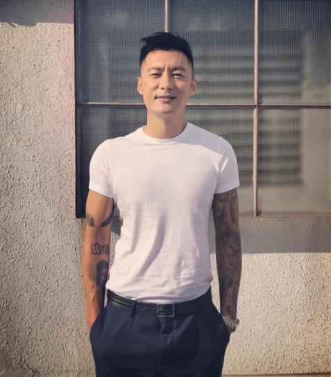 如何选到一件好的白t男生,找一件合适的衣服不是一件难事