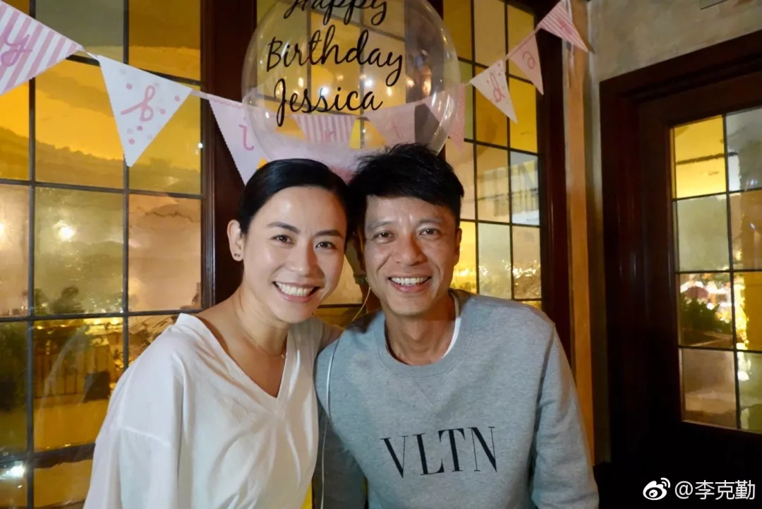 51岁歌神近照：唱过无数情歌的男人，早已胡子花白