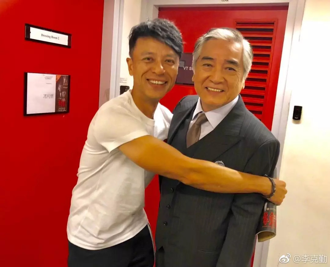 51岁歌神近照：唱过无数情歌的男人，早已胡子花白