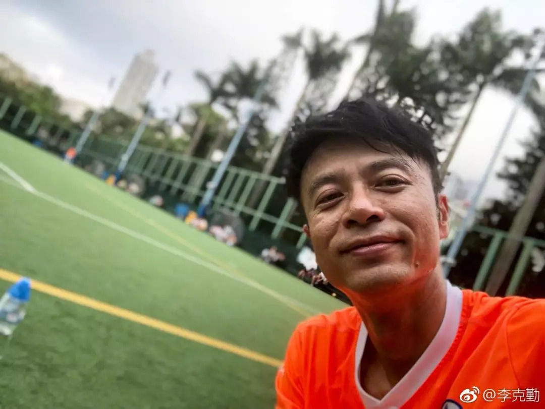 51岁歌神近照：唱过无数情歌的男人，早已胡子花白