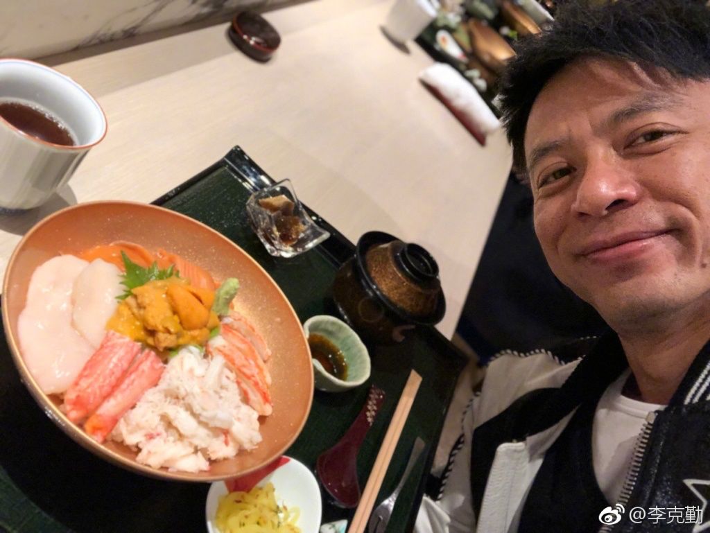 51岁歌神近照：唱过无数情歌的男人，早已胡子花白