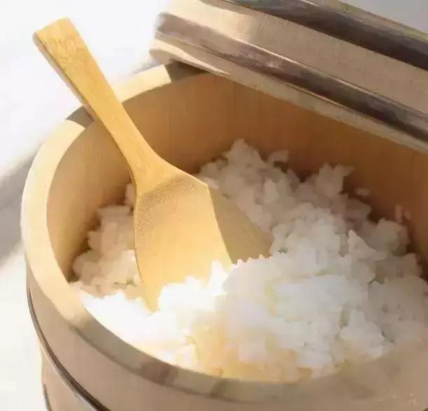 电饭煲饭没煮熟夹生饭怎么补救,米饭没熟怎么挽救