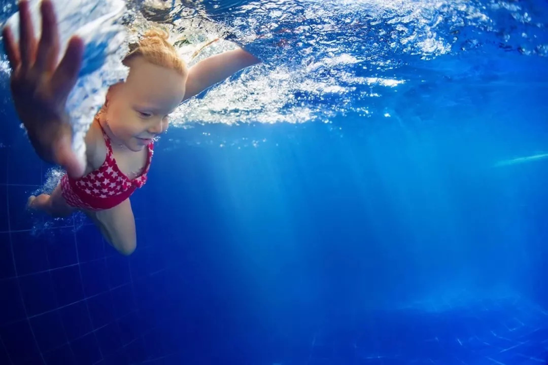 到底有没有必要让小孩子学游泳,孩子到底有没有必要去学游泳