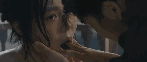 嘴巴张开咀嚼东西,想要尝尝你的味道