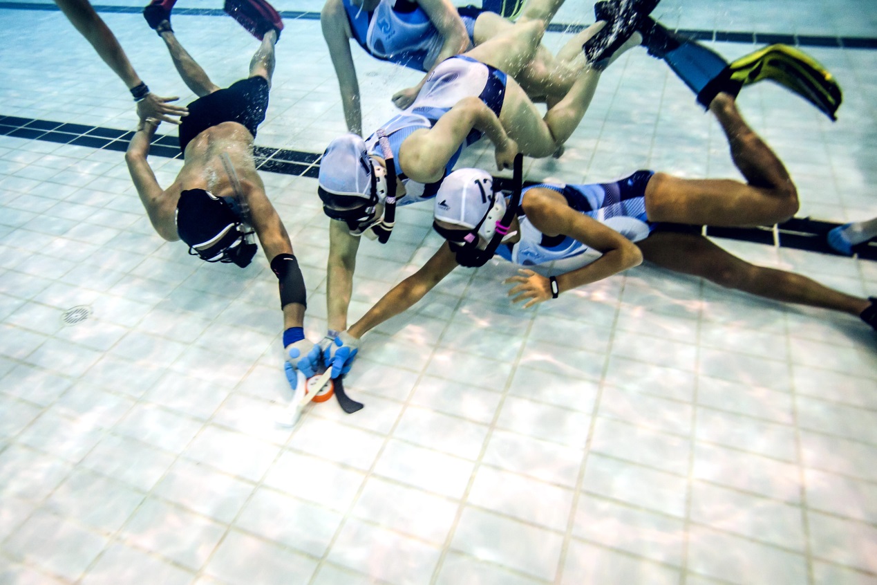 水下橄榄球训练,水下橄榄球照片