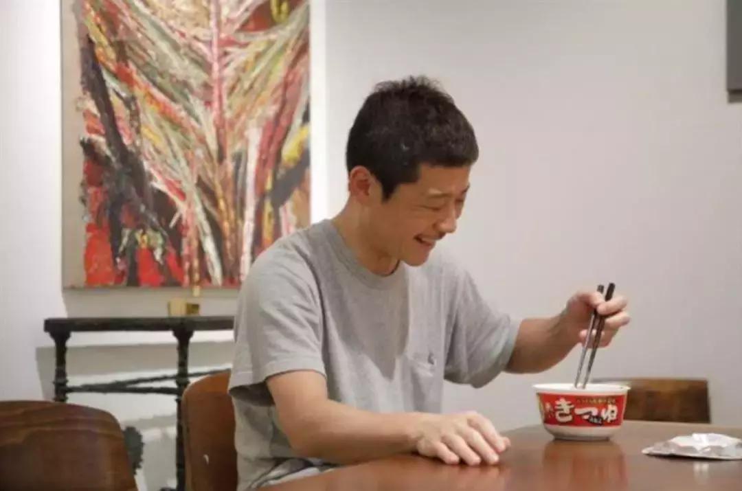 土豪界的泥石流，他花17亿成世界首位坐私人火箭环游月球的人……