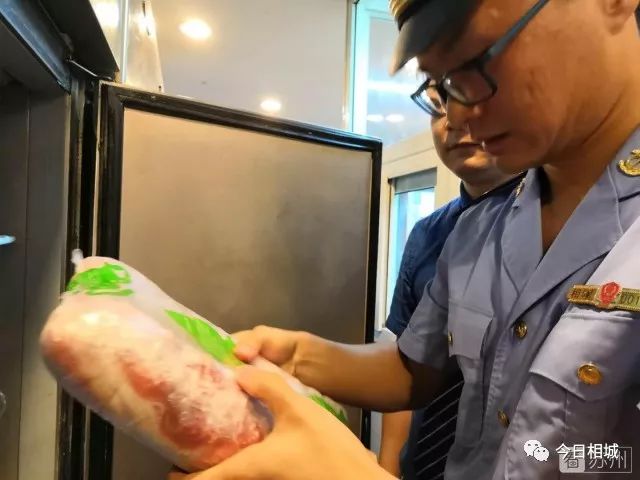 执法人员检查后厨勺子不洗,监管所检查工厂食堂