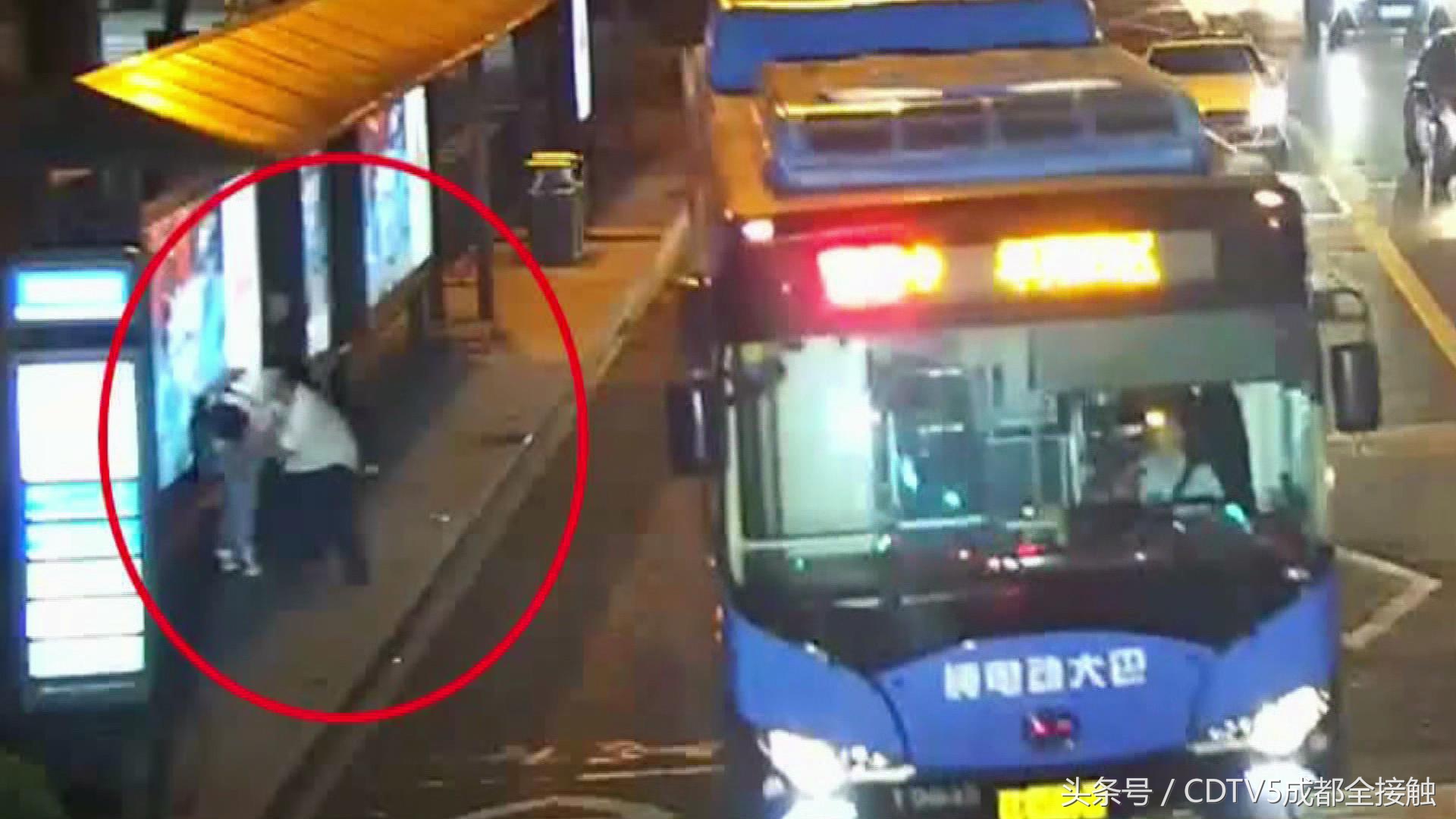 杭州：厚颜无耻！姑娘被陌生男子强吻龌龊男称：有被吸引的感觉