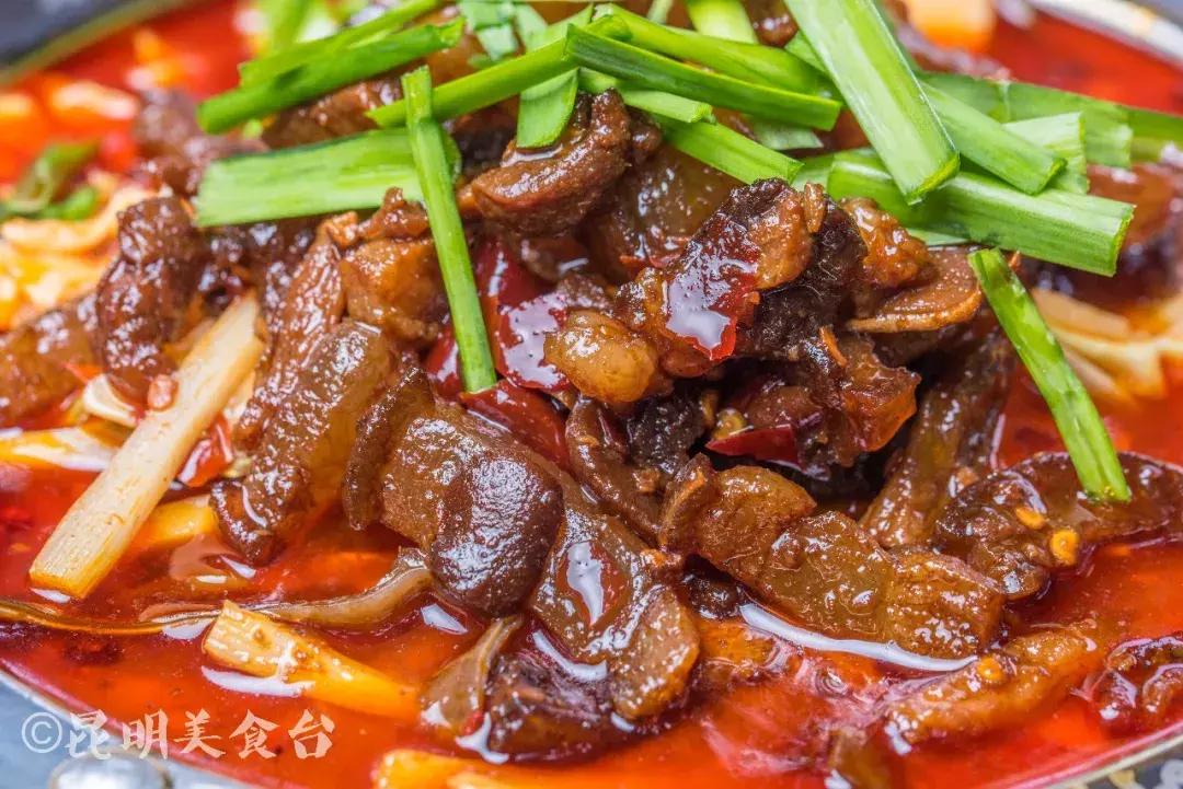 藏在昆明古镇里的米线店，上过《舌尖上的中国》，门口奔驰宝马