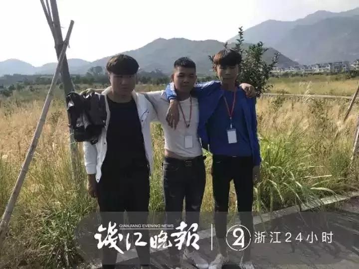 老人突然倒地三女孩跪地施救,目击者讲述老人摔倒全过程