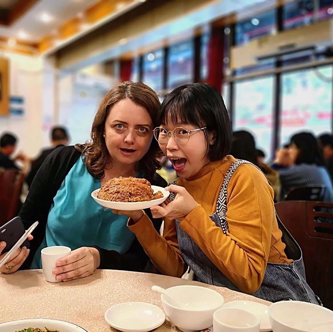 请灶神、做红油、吃兔头，英国女孩20多年来被川菜迷得神魂颠倒