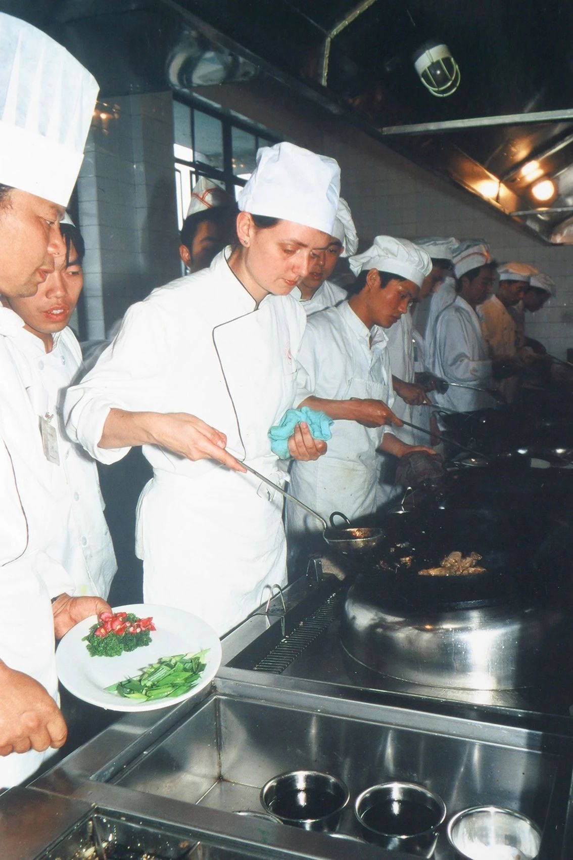 请灶神、做红油、吃兔头，英国女孩20多年来被川菜迷得神魂颠倒