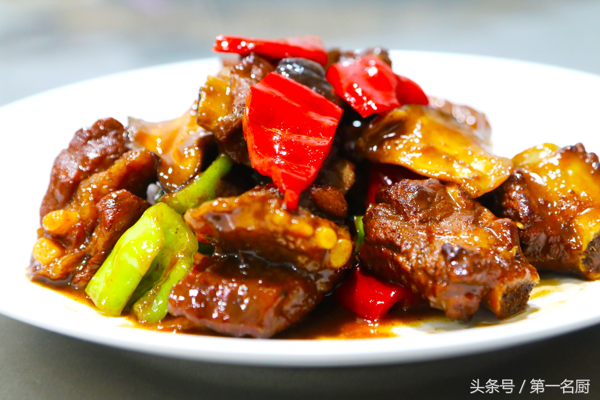 红烧排骨怎么做比较软烂好吃,咸香软糯巨下饭的红烧排骨在家做