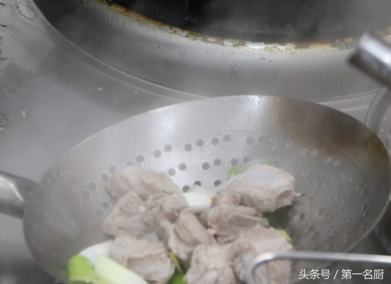 红烧排骨怎么做比较软烂好吃,咸香软糯巨下饭的红烧排骨在家做