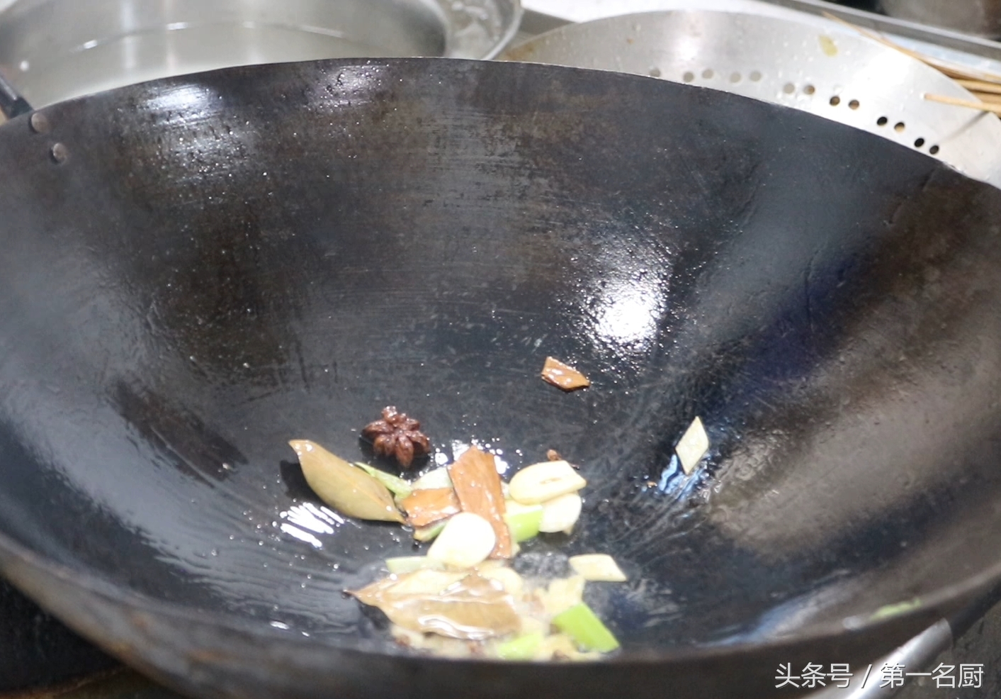 红烧排骨怎么做比较软烂好吃,咸香软糯巨下饭的红烧排骨在家做