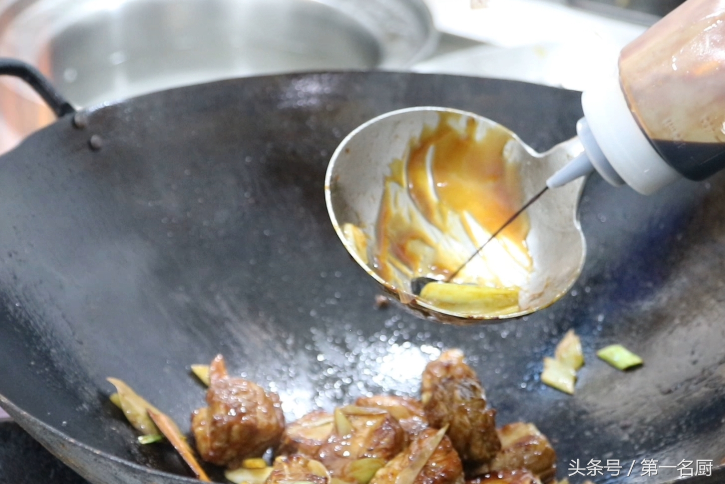 红烧排骨怎么做比较软烂好吃,咸香软糯巨下饭的红烧排骨在家做