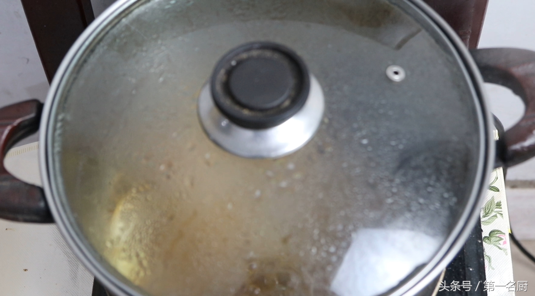 红烧排骨怎么做比较软烂好吃,咸香软糯巨下饭的红烧排骨在家做
