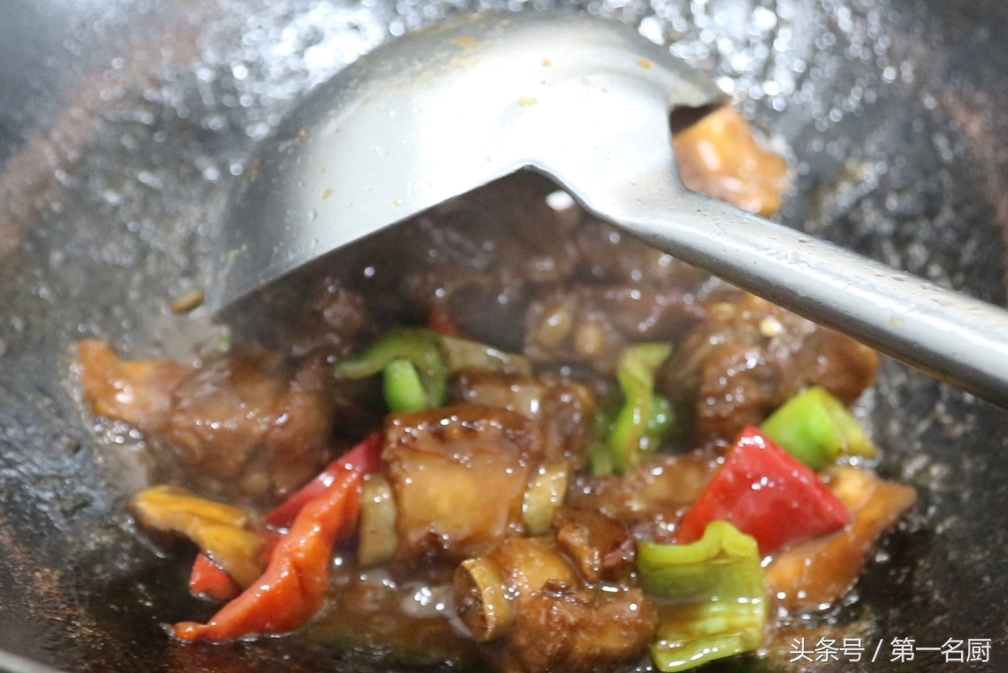 红烧排骨怎么做比较软烂好吃,咸香软糯巨下饭的红烧排骨在家做