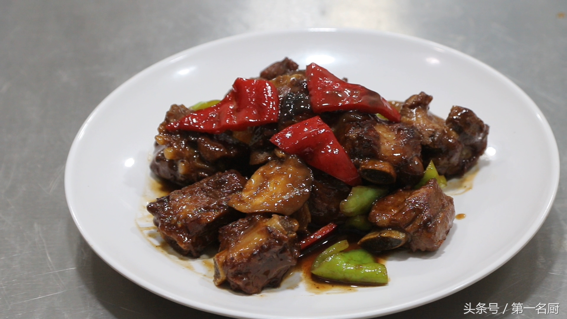 红烧排骨怎么做比较软烂好吃,咸香软糯巨下饭的红烧排骨在家做