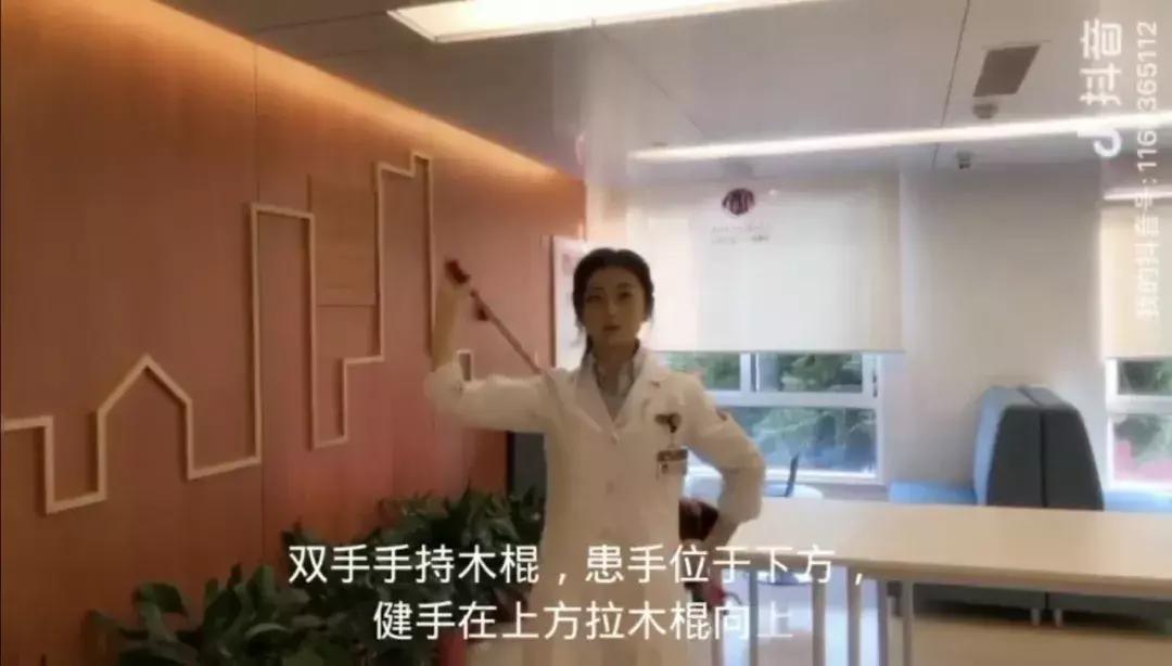 肩膀疼抬不起胳膊用什么药,肩膀疼抬不高肩周炎一根棍子搞定
