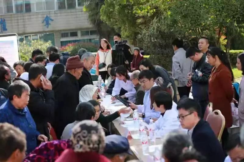 关爱脑瘫患儿公益课堂,关爱健康防治痴呆义诊活动
