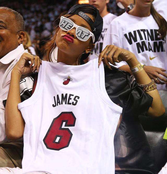 詹姆斯和萨瓦娜在科比面前秀恩爱,詹姆斯加冕历史得分王萨瓦娜镜头