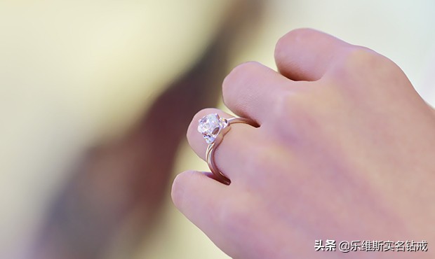 结婚双方交换戒指左手还是右手,结婚戒指戴左手还是右手女图片
