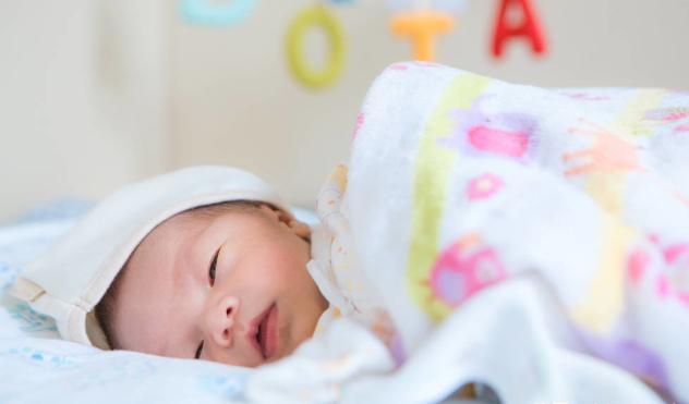 新生儿小觉睡多久,新生儿睡眠时间表大全