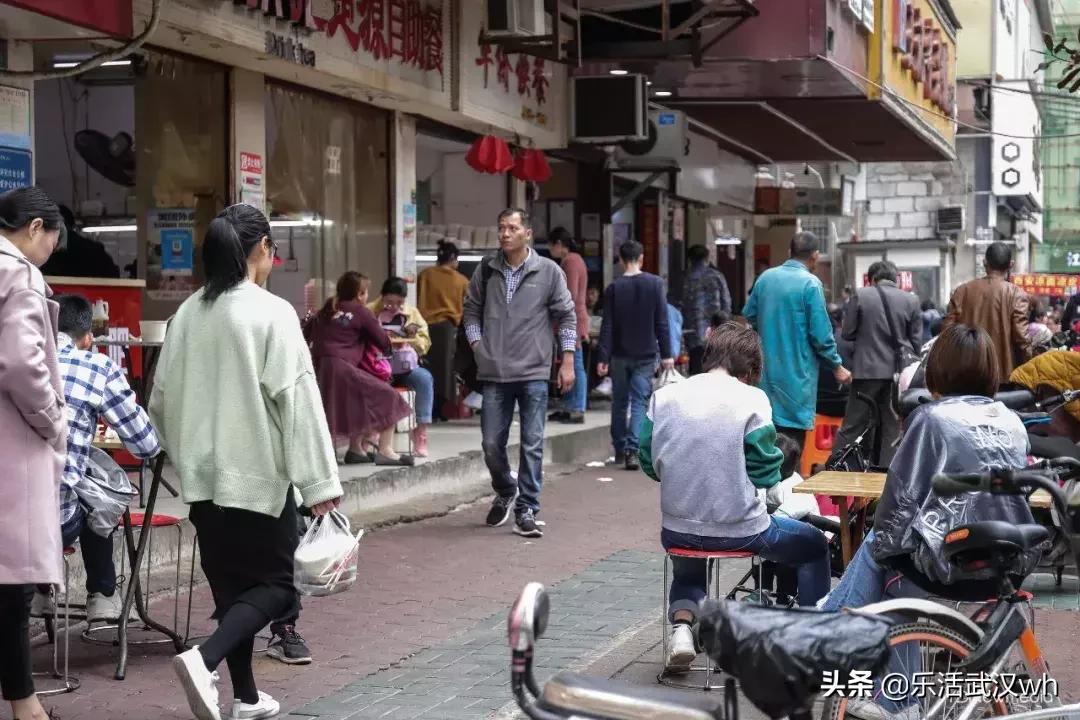 排的队比街道长！这条街什么来头？