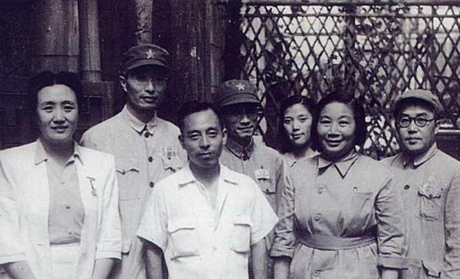 她离婚不要钱只要4个女儿，丈夫笑她养不起，6年后逆袭成商界大佬