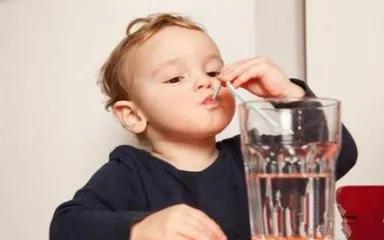 6类零食上榜黑名单别再给娃吃了,这六种零食千万别让孩子吃