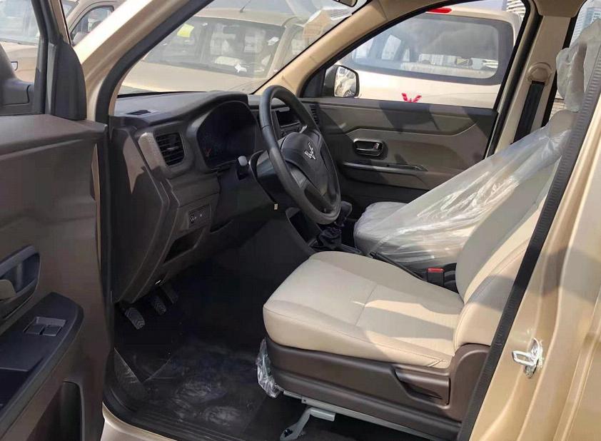 试驾白色五菱宏光v新款国六,五菱宏光v沉浸式看车