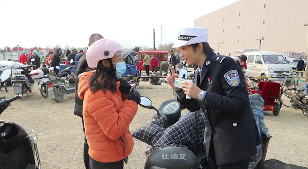 交警走进军营开展交通安全宣传,百万警进千万家交通安全宣传活动