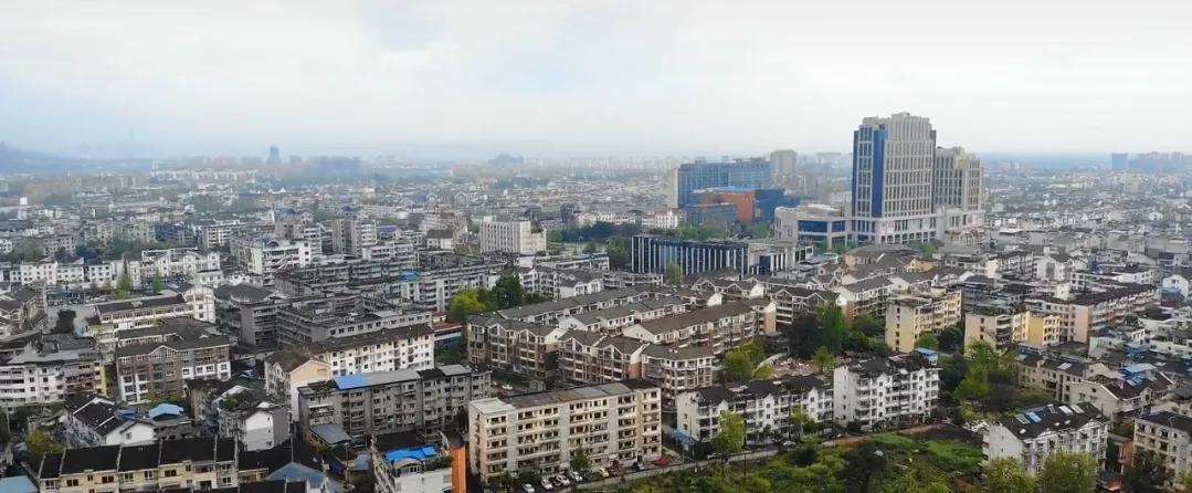乐山和都江堰哪个地方居住环境好,都江堰居住环境